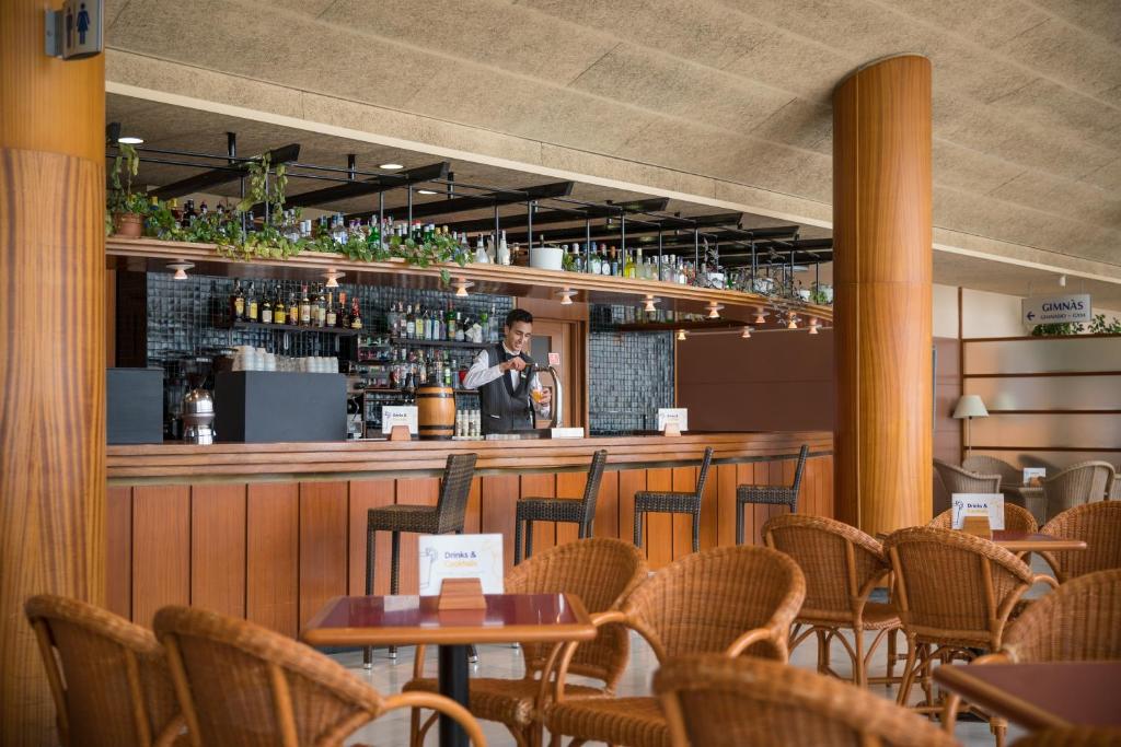 El salón o zona de bar de htop Platja Park #htopFun