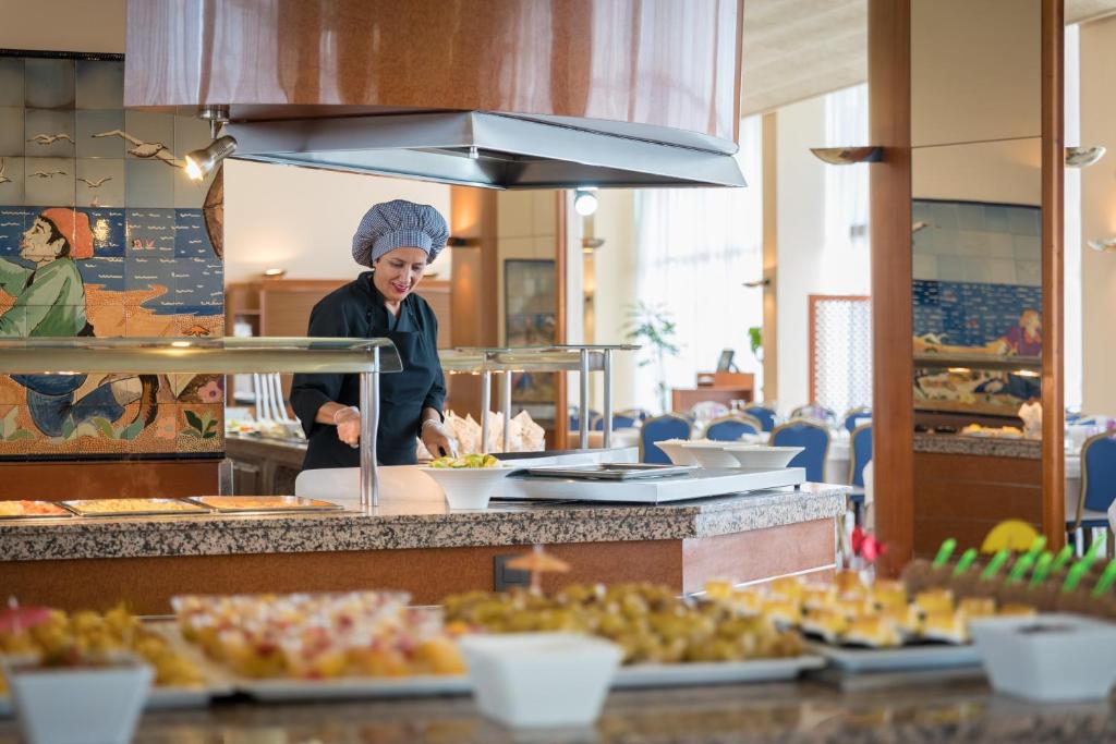 Comida en o cerca de este hotel
