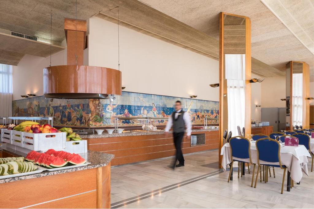 Comida en o cerca de este hotel