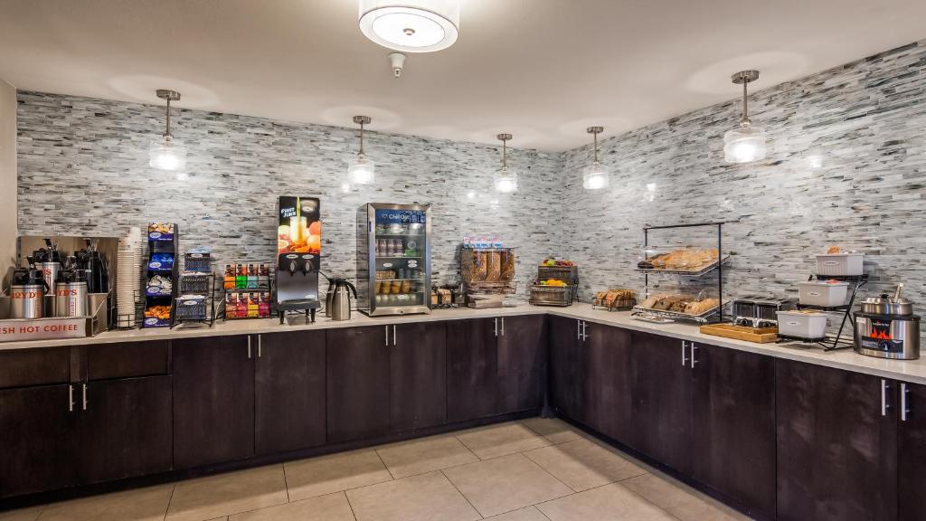 Kuchyň nebo kuchyňský kout v ubytování Best Western Plus Wenatchee Downtown Hotel