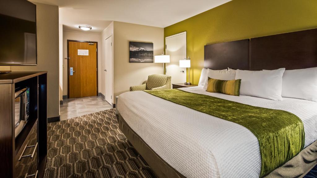 Postel nebo postele na pokoji v ubytování Best Western Plus Wenatchee Downtown Hotel