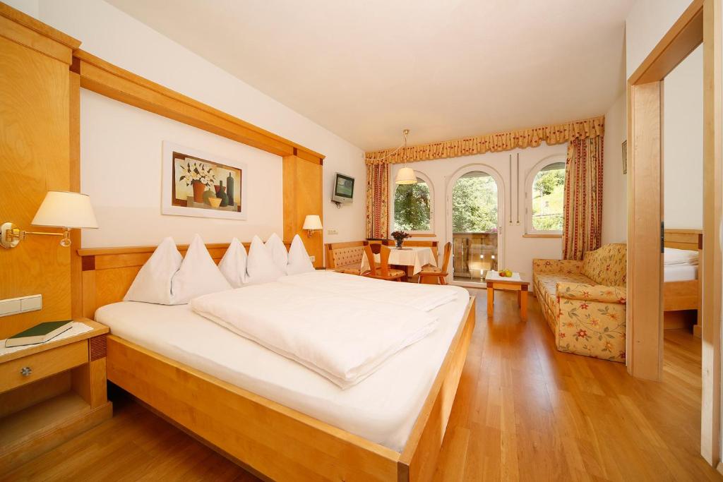 Postel nebo postele na pokoji v ubytování Family Hotel Gutenberg
