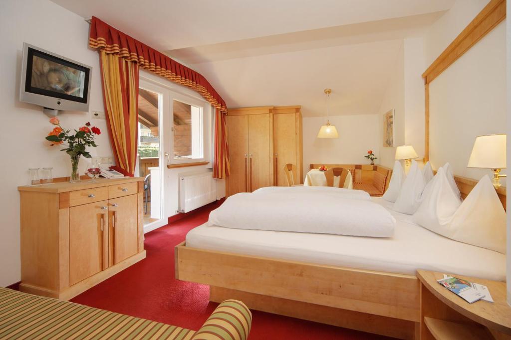 Postel nebo postele na pokoji v ubytování Family Hotel Gutenberg