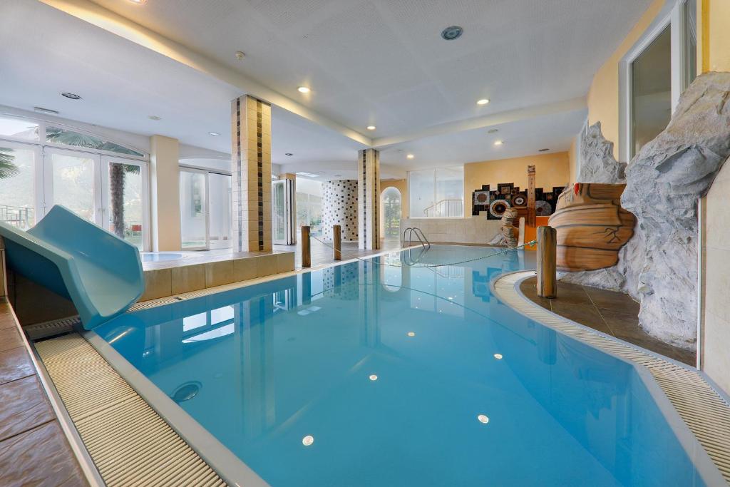 Bazén v ubytování Family Hotel Gutenberg nebo v jeho okolí