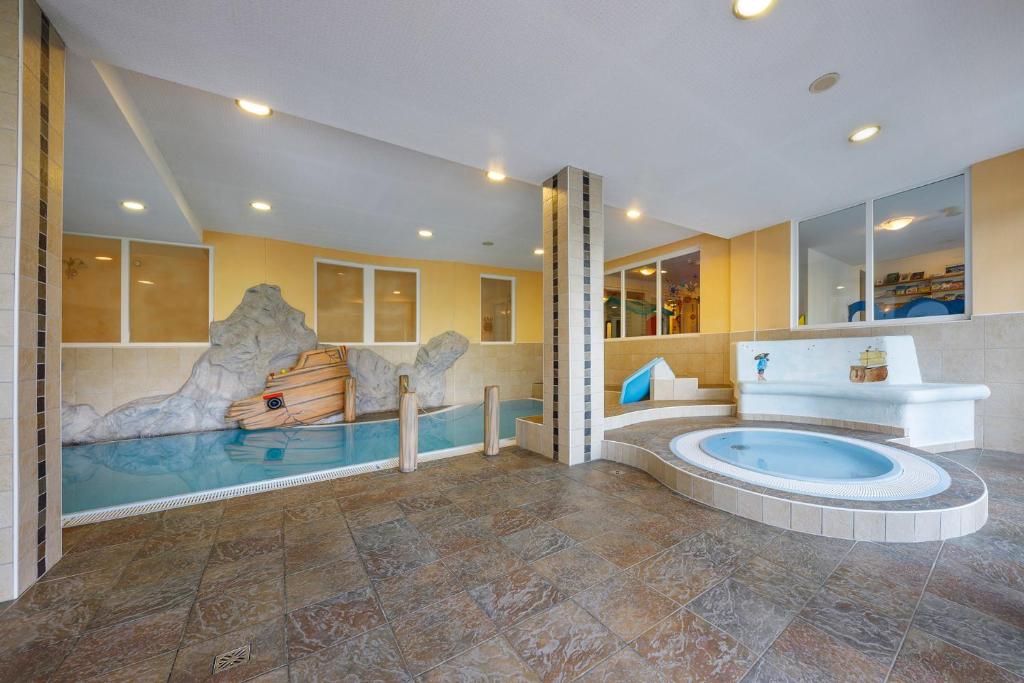 Bazén v ubytování Family Hotel Gutenberg nebo v jeho okolí
