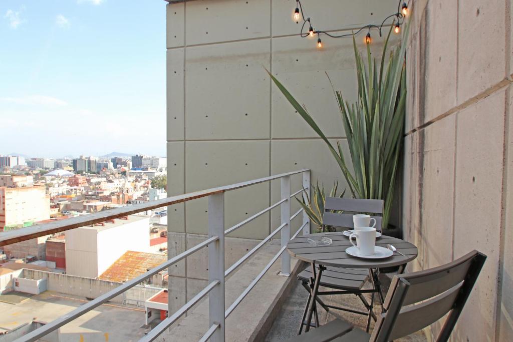 una mesa y sillas en un balcón con vistas en Five bedrooms Penthouse view to Bellas Artes, en Ciudad de México