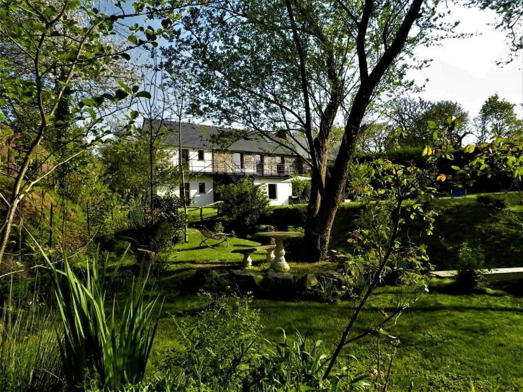 une maison blanche au milieu d'une cour dans l'établissement La Fontaine de Resnel, à Fréhel