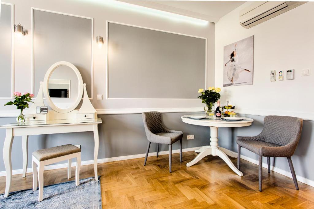 Main Square Apartments - 10