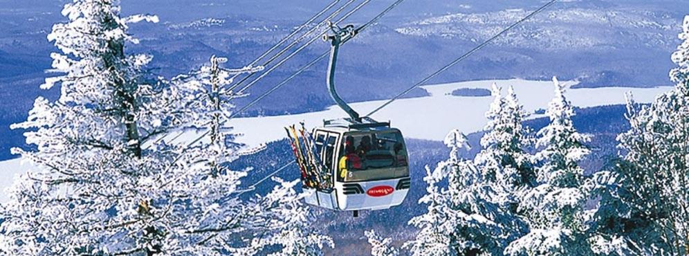 a ski lift over a snow covered mountain at Chalet Le Pélican in Lac-Superieur