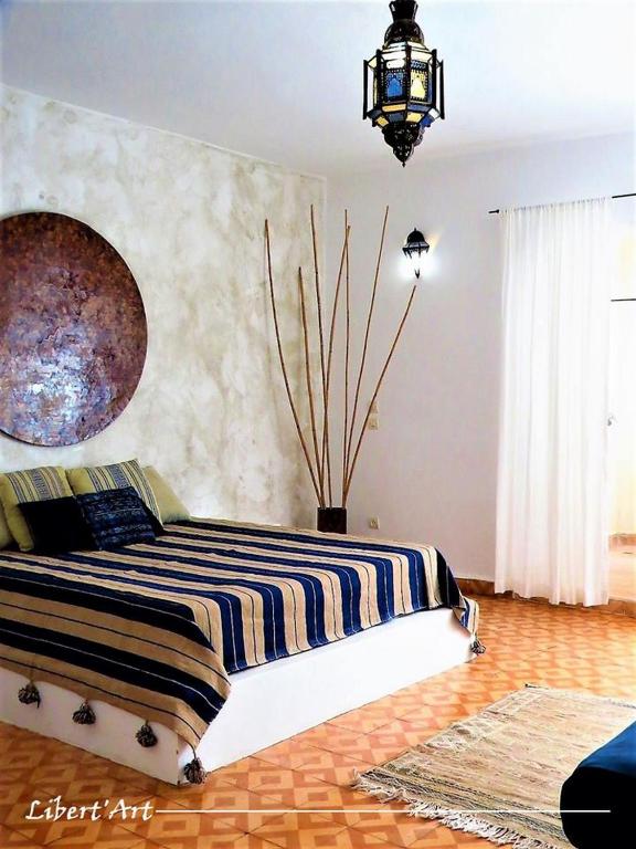 Postel nebo postele na pokoji v ubytování Libert'Art