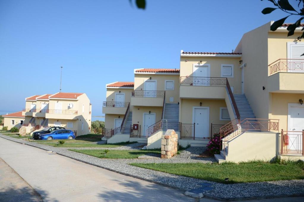 uma fila de edifícios de apartamentos numa rua em Elafonisos Diamond Resort em Elafonisos