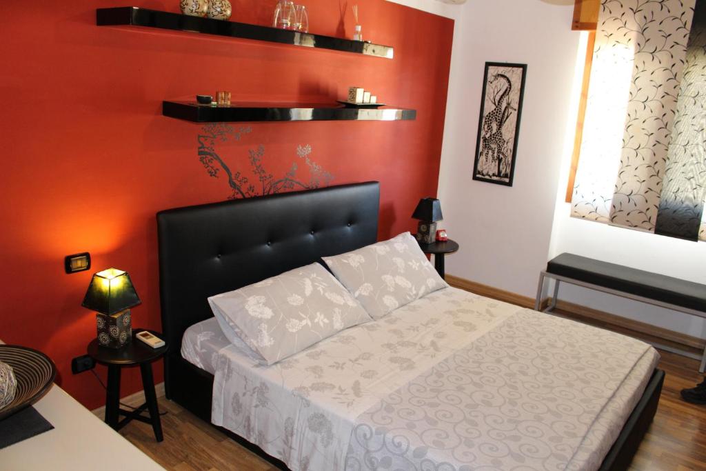 クアルトゥ・サンテーレナにあるSandan Homeのベッドルーム1室(オレンジ色の壁のベッド1台付)