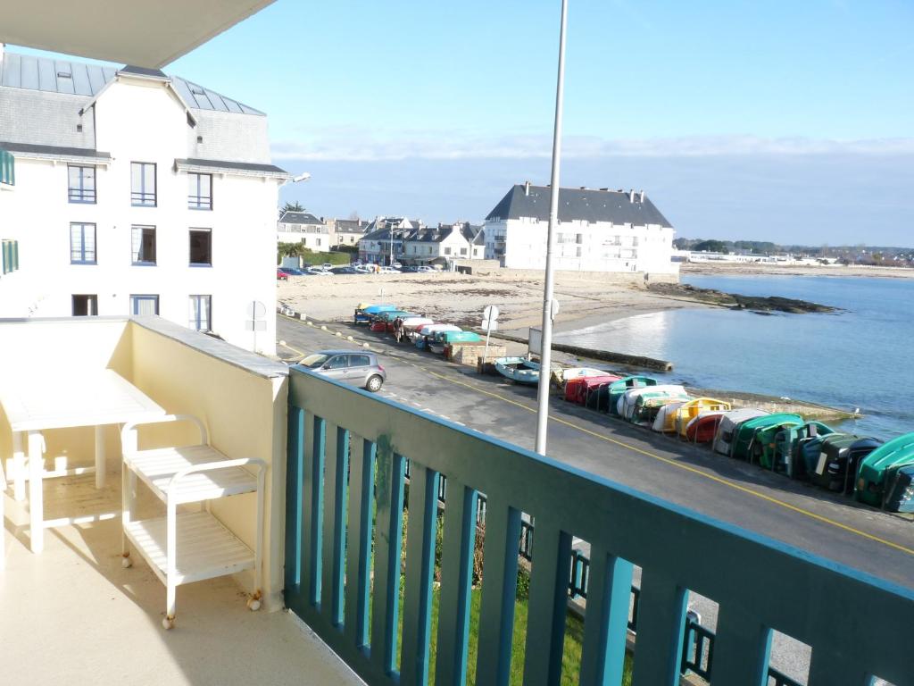 プロムールにあるresidence de beg er virの港の景色を望むバルコニー(白いベンチ付)