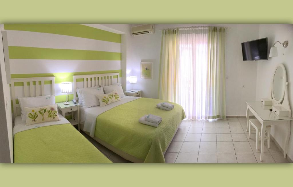 Кровать или кровати в номере Haris Hotel Apartments and Suites