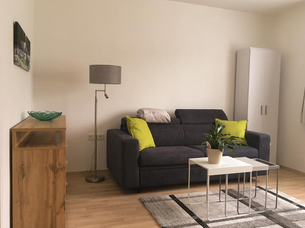 uma sala de estar com um sofá e uma mesa em Haus-Iris-Mauerbach em Mauerbach