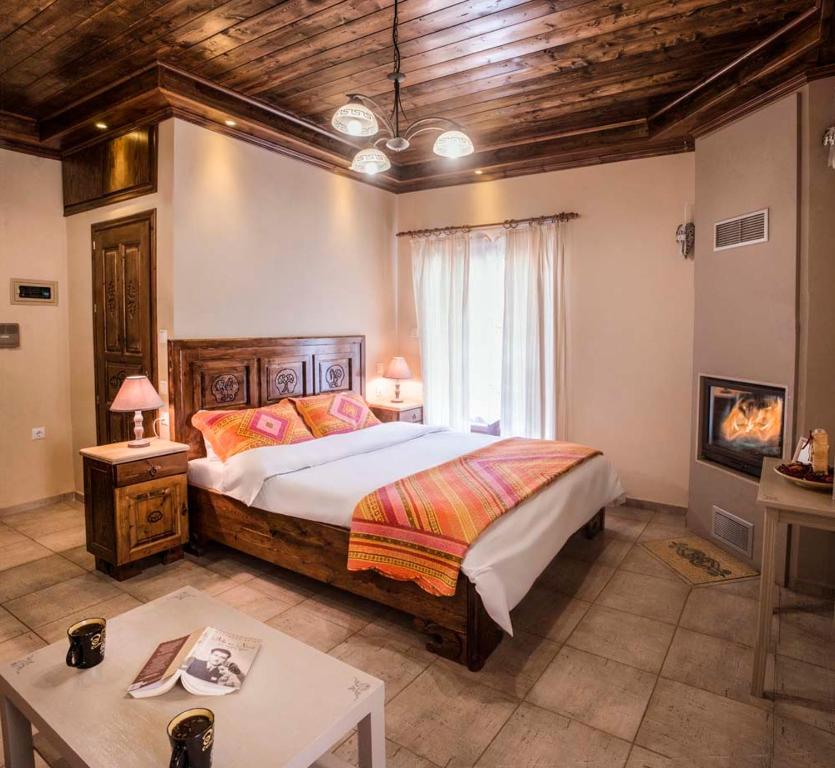 ein Schlafzimmer mit einem großen Bett in einem Zimmer in der Unterkunft Guesthouse Theodorou in Elati, Trikala