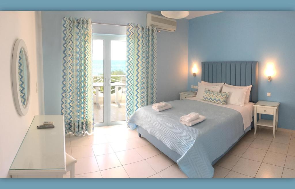 Кровать или кровати в номере Haris Hotel Apartments and Suites