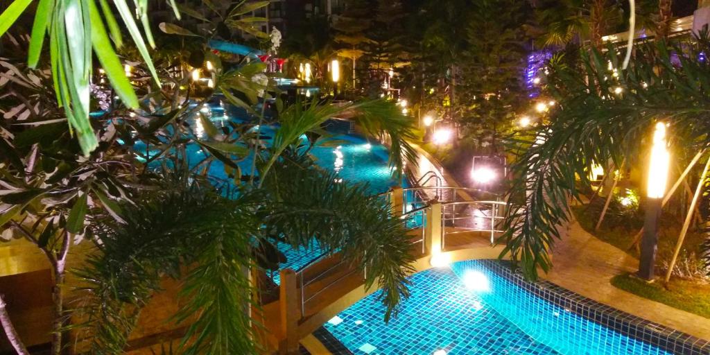 Bazén v ubytování Dusit Grand Park Condo nebo v jeho okolí