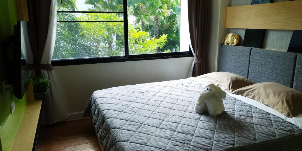 Postel nebo postele na pokoji v ubytování Dusit Grand Park Condo
