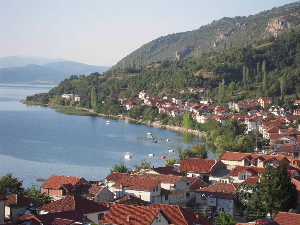 Lile Pestani Accommodation - Bungalow Con Vista Da Giardino
