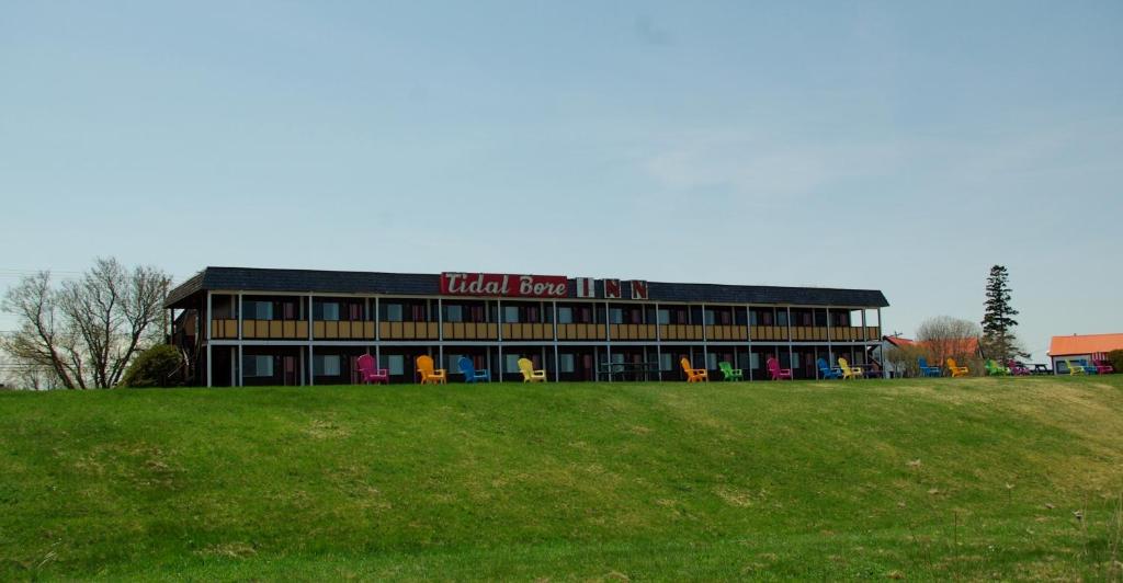 un edificio con un cartel que lee hotel de alquiler en Tidal Bore Inn, en Truro