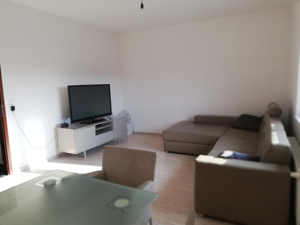 TV a/nebo společenská místnost v ubytování Modernes 2-Zimmer-Apartment nahe Graz