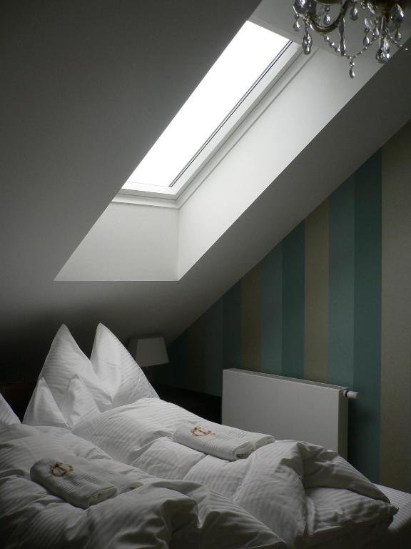 Postel nebo postele na pokoji v ubytování Hotel zum Heiligen Geist