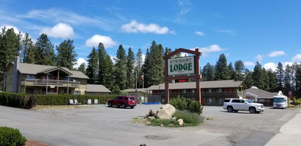 un cartel en un estacionamiento frente a un motel en Stewart Lodge, en Cle Elum