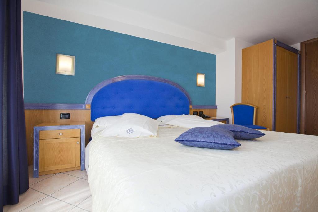 Rúm í herbergi á Hotel Ambra