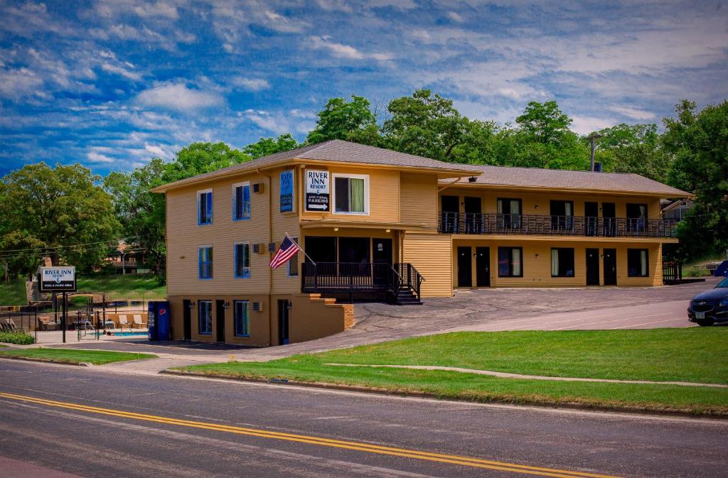 The VUE Boutique Hotel & Boathouse - Three Queen Bedroom Standard Motel Unit- Bridge View - Land Of Natura Passes Included