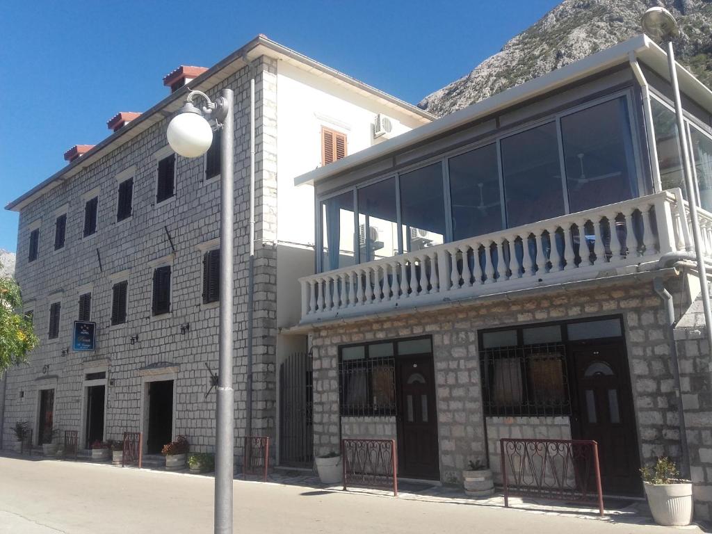 O edifício em que o hotel se localiza