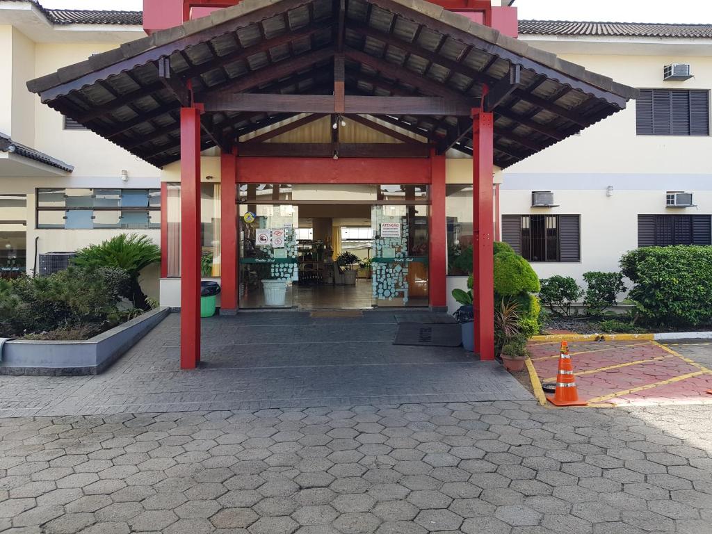 uma entrada para um edifício com uma estrutura vermelha em Hotel Valle Sul em Registro