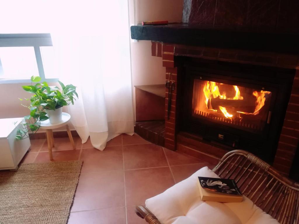 sala de estar con chimenea y sofá en Asomadilla by #cherrygredos, en El Arenal