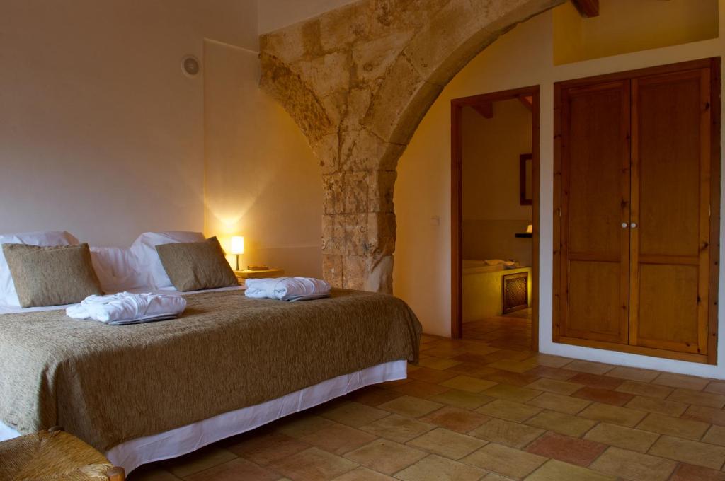 Cama ou camas em um quarto em Alcaufar Vell Hotel Rural & Restaurant