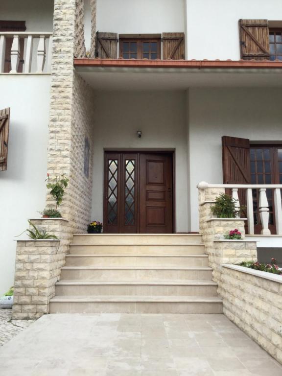 ポンバルにあるTelesico Residenciaの木の扉のある家につながる階段