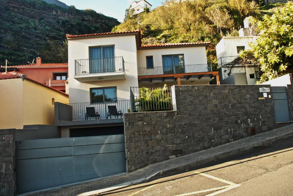 カリェタにあるCasa da Praiaの塀付きの家
