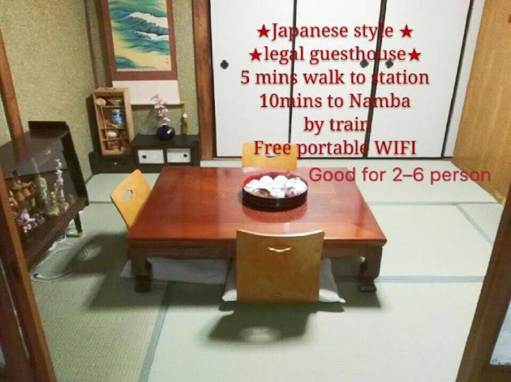 een tafel met een bord eten erop bij 2 floors japanese style, direct to KIX, 10mins train to Namba, 5mins walk to stn , 2-6ppl in Osaka