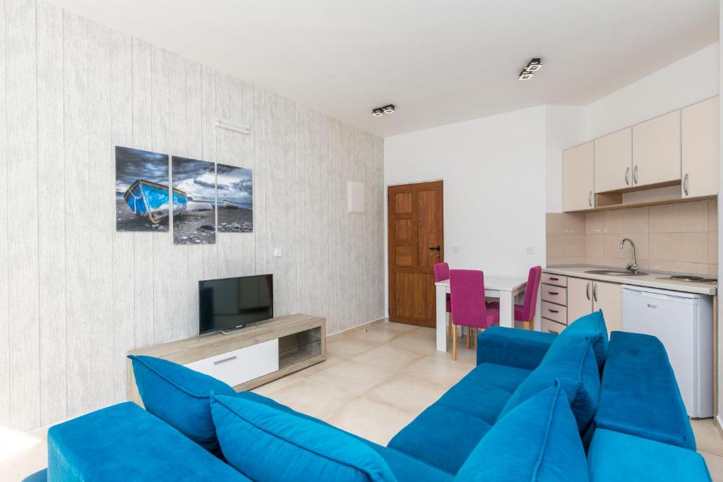 TV a/nebo společenská místnost v ubytování Apartments DILARA