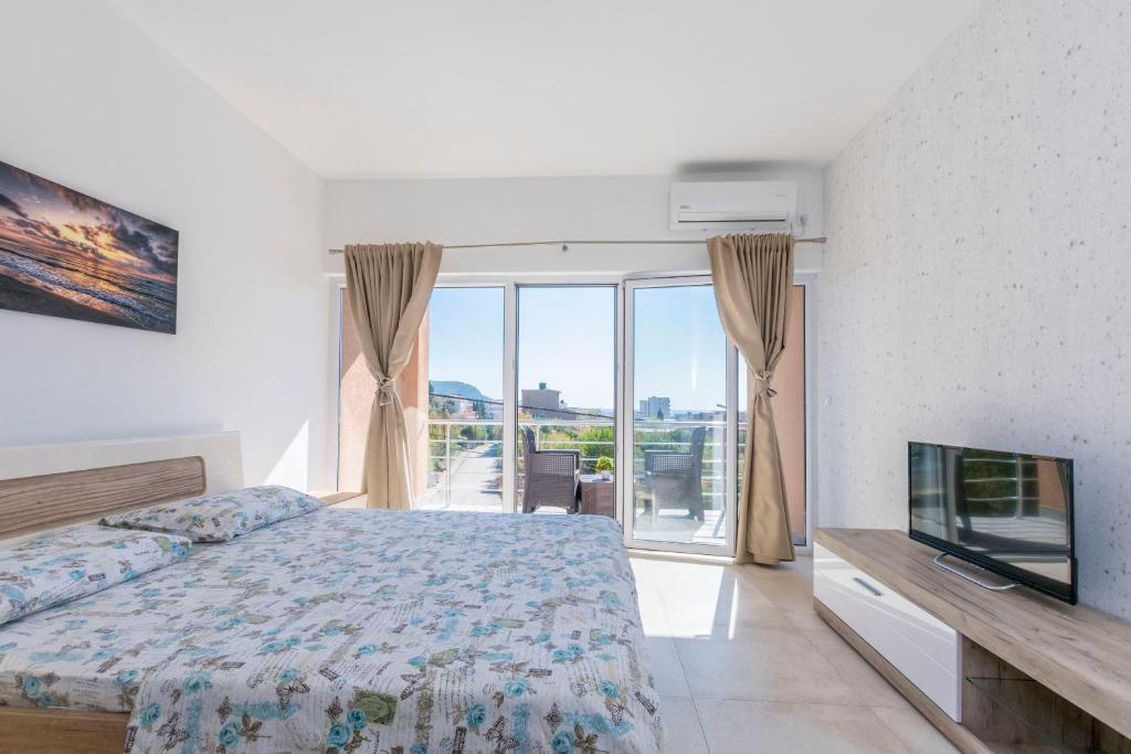 TV a/nebo společenská místnost v ubytování Apartments DILARA