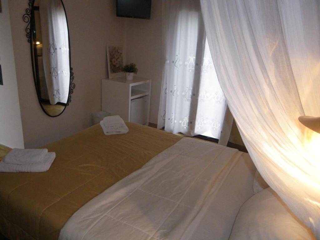 Postel nebo postele na pokoji v ubytování Byzance Hotel