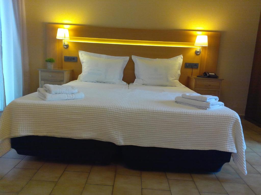 Postel nebo postele na pokoji v ubytování Byzance Hotel