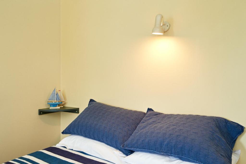 Postel nebo postele na pokoji v ubytování Sails Motel