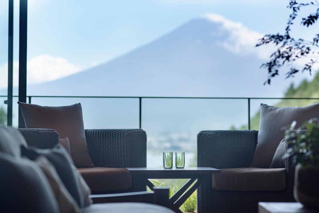 Nespecifikovaný výhled na hory nebo výhled na hory při pohledu z hotelu