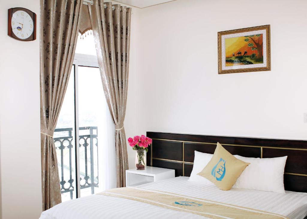 Кровать или кровати в номере LakeSide 2 Hotel Nam Định