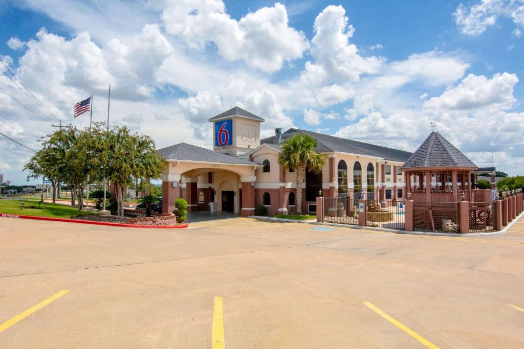 een parkeerplaats voor een hotel bij Motel 6-Brenham, TX in Brenham