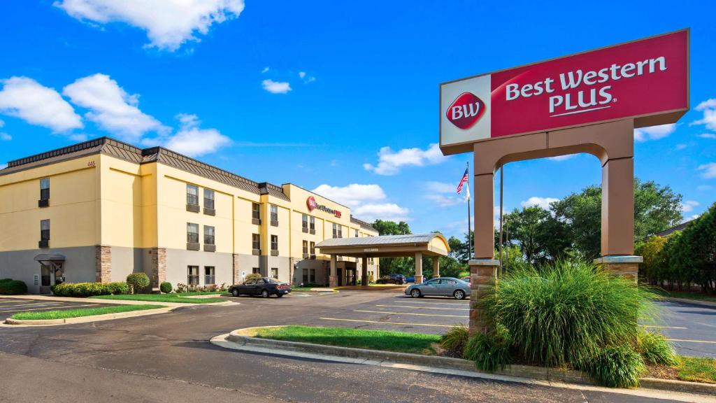 a sign for a best western plus hotel at Best Western Plus Mishawaka Inn in South Bend