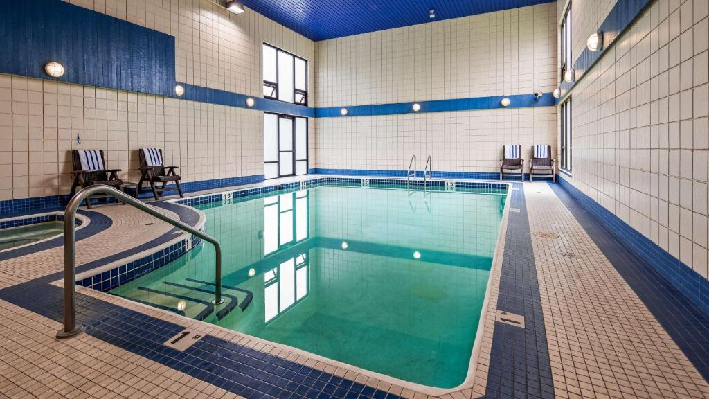 Bazén v ubytování Best Western Plus Regency Inn and Conference Centre nebo v jeho okolí