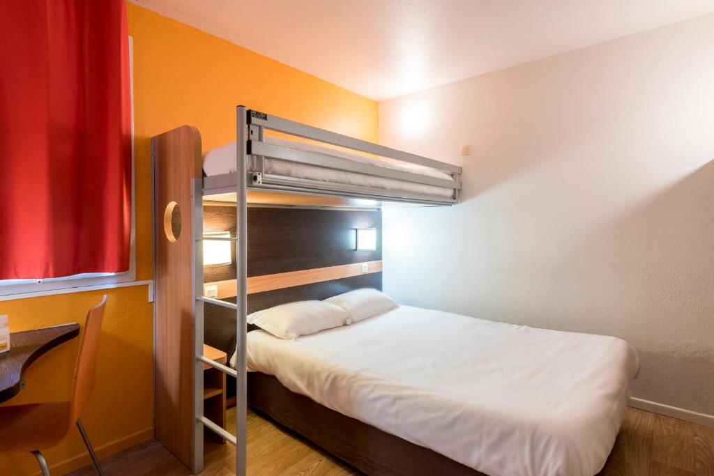 a bedroom with a bunk bed and a desk at Premiere Classe Annecy Nord - Epagny in Épagny