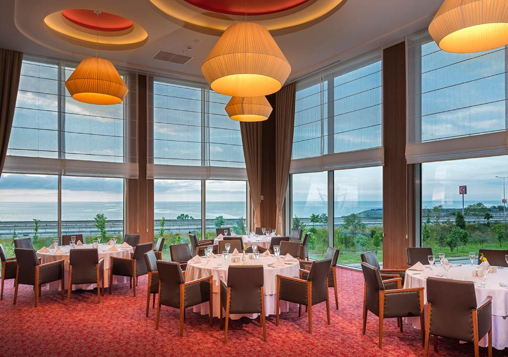 Restaurace v ubytování Ramada Plaza by Wyndham Rize