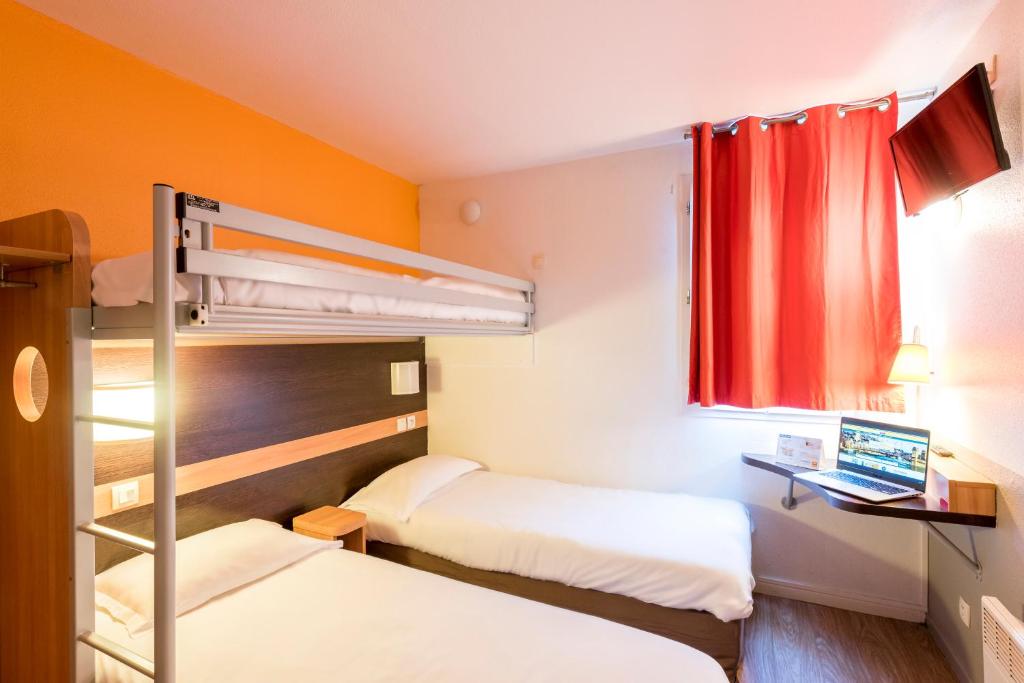 Postel nebo postele na pokoji v ubytování Premiere Classe Annecy Nord - Epagny
